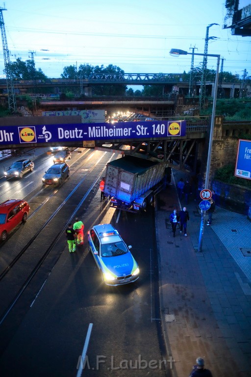 Wieder mal LKW unter Bruecke Koeln Deutz Deutz Muelheimerstr AK P02.JPG